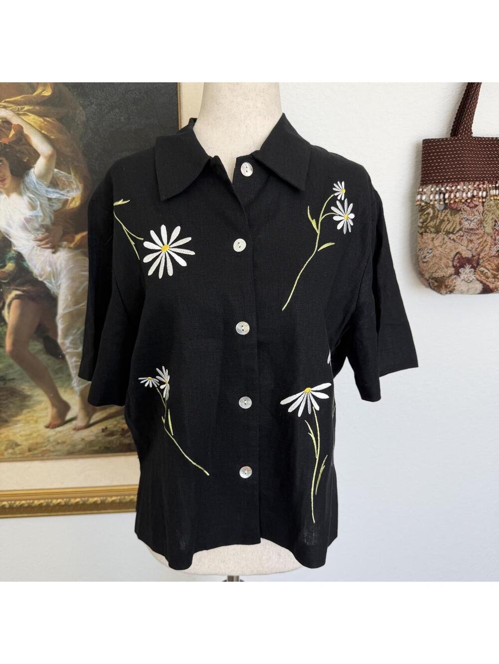 Vintage Embroidered Daisy Linen Short Sleeve Button Up